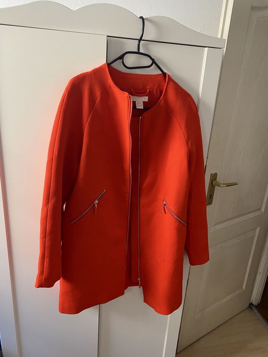 Wiosenny czerwony płaszczyk narzutka neon h&m