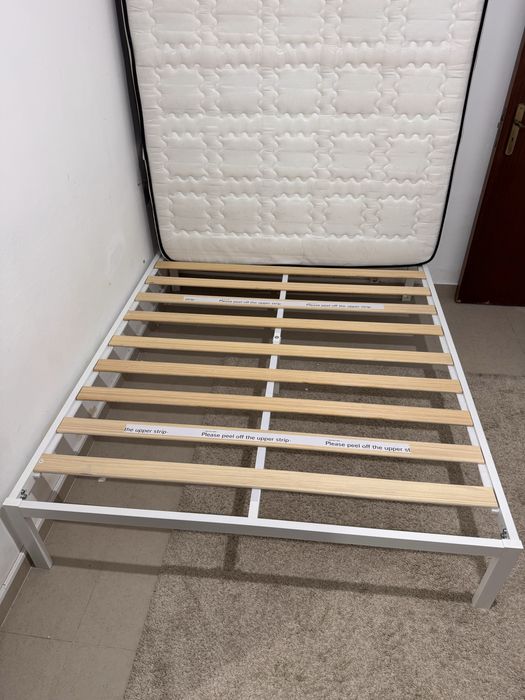 Base de cama com estrado e colchão