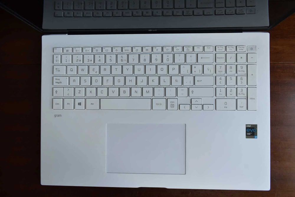 Portátil LG Gram 17" 17Z90P, i7 2.8 GHz, 1TB NVMe, 16 GB RAM, Windows 11 Pro