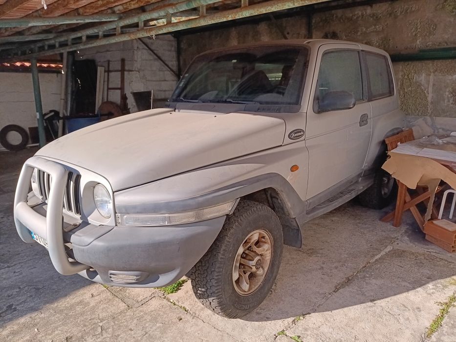 Vendo jeep SangYong. Motor merced, tração  4 rodas, 147 564km. Um dono