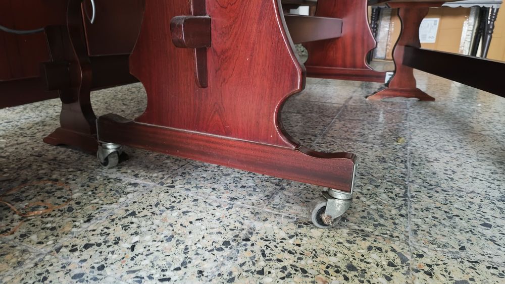 Mesa em madeira, com tampo em mármore e bancos