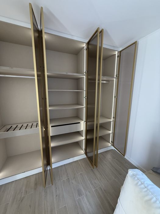 Roupeiro com portas vidro e led