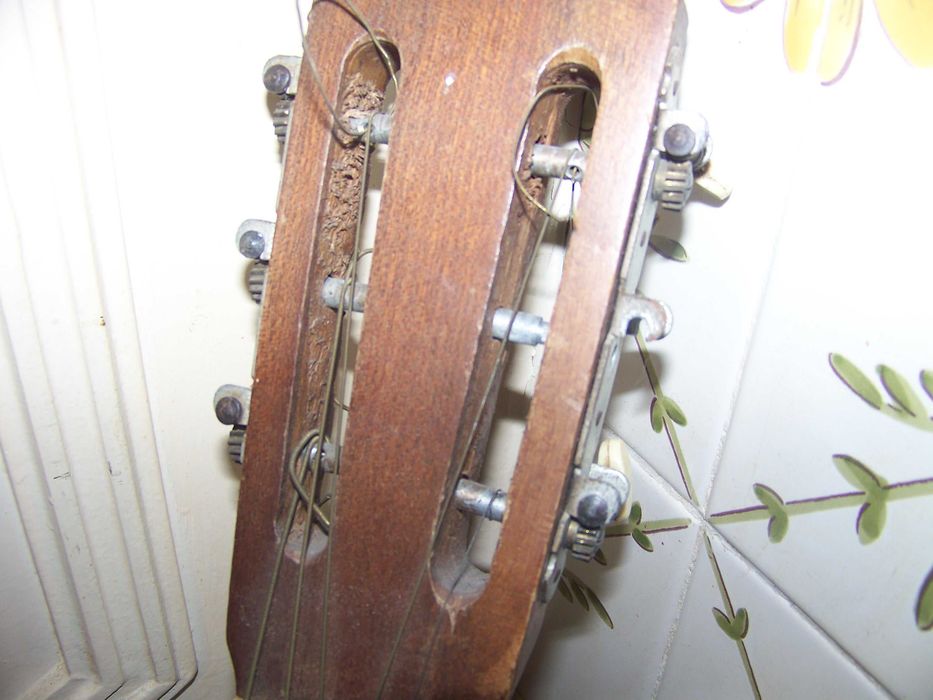 guitarra de caixa com cordas metálicas com defeitos