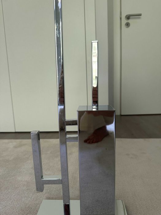 Porta piaçaba em inox, com toalha e papel higiénico