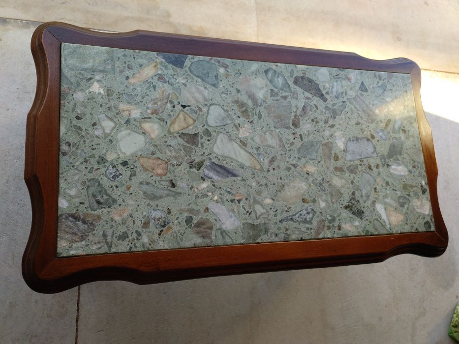 mesa pequena sala com tampo de pedra