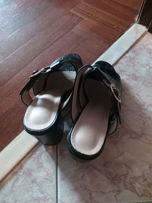 Sandálias como novas Pretas e douradas