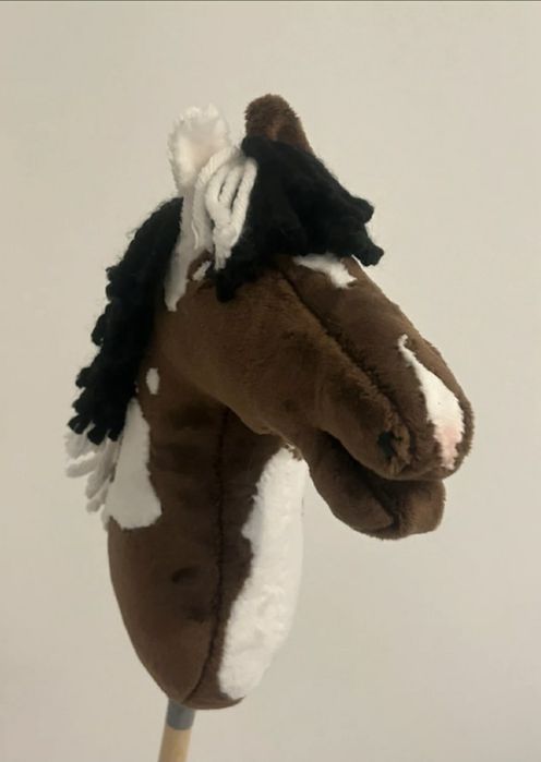 Łaciaty hobby horse A4