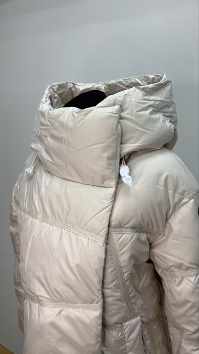 Жіночий подовжений пуховик, є різні розміри CLASNA