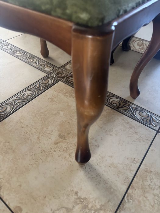 Stylowy podnóżek pufa