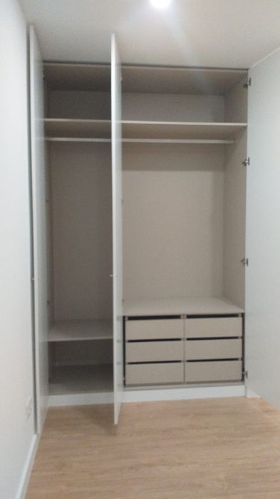 Roupeiros e Cozinhas sob medida. Aproveite e contacte-nos!