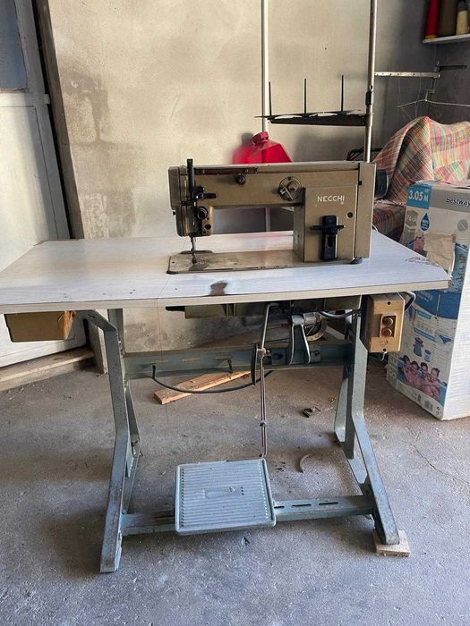 Máquina de Costura Industrial NECCHI – A Funcionar