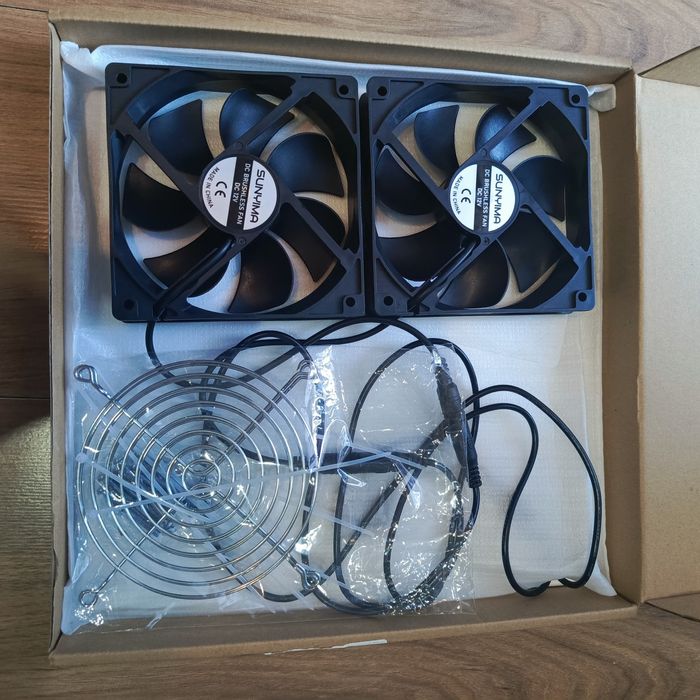 Turystyczne wentylatory zasilane panelem słonecznym.