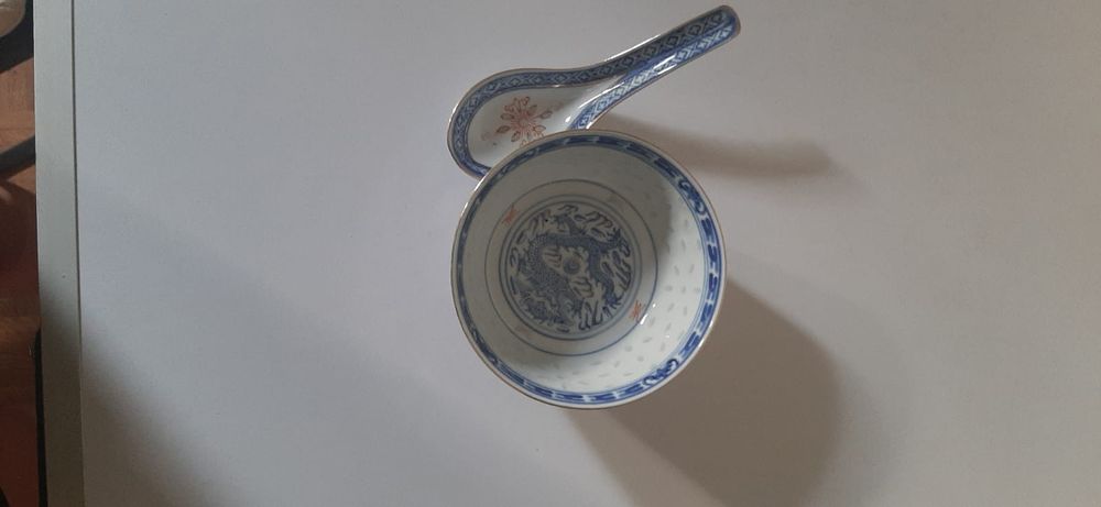 Tijela de arroz chinesa com colher em porcelana chinesa