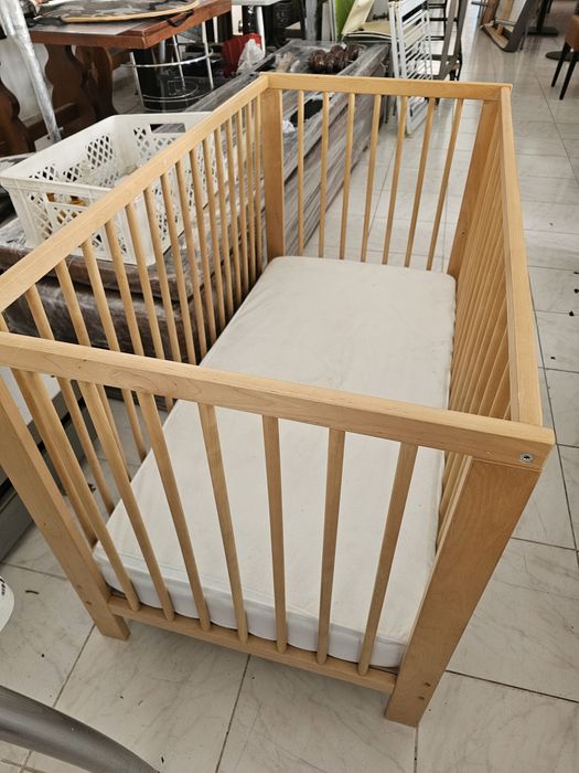 Berço de bebé com colchão