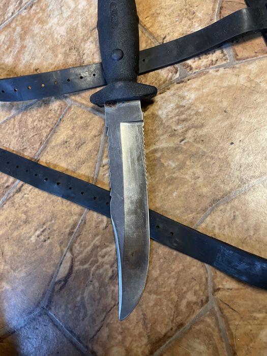 Nóż nurkowy używany