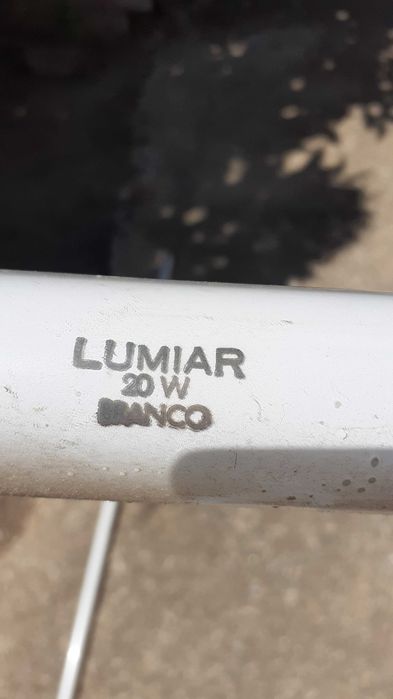 2 Lâmpadas fluorescentes e tomadas eléctricas