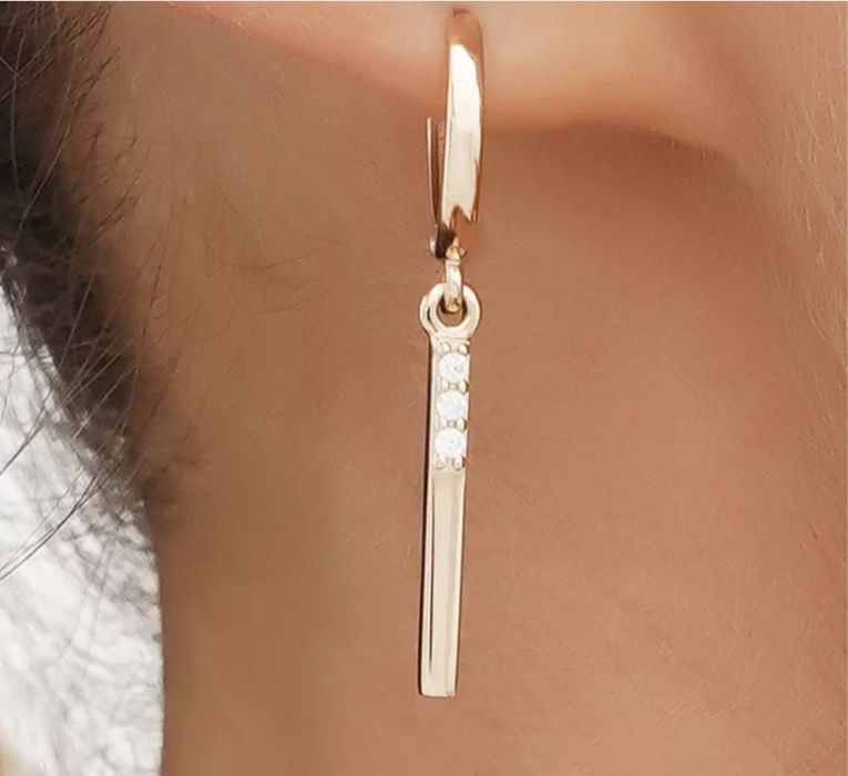 Серьги конго из  золота с золотыми подвесками палочками  с фианитами