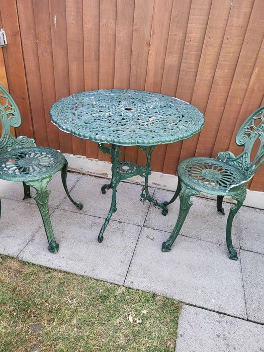 Zestaw całorocznych aluminiowych mebli ogrodowych. Stół +2 krzesła