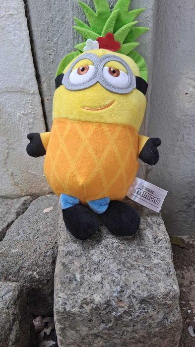 Peluches, bonecos, luvas de boxe e um búzio gigante