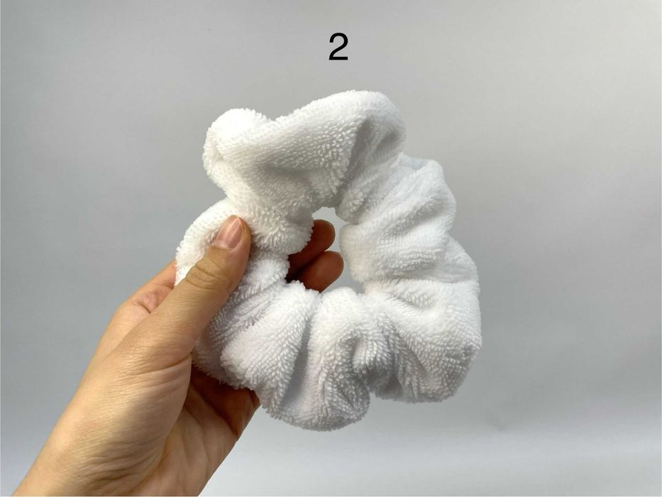 Scrunchies com diferentes cores e texturas