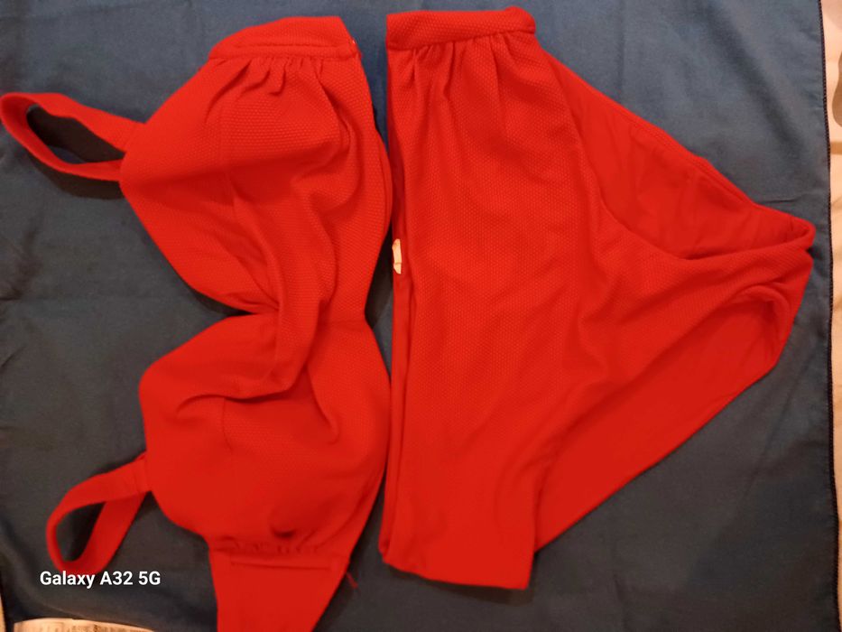 Biquíni vermelho usado apenas uma vez
