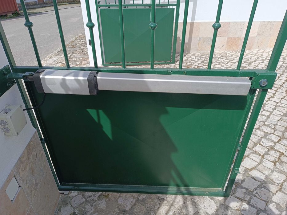 Motor eléctrico BFT de portão 2 braços