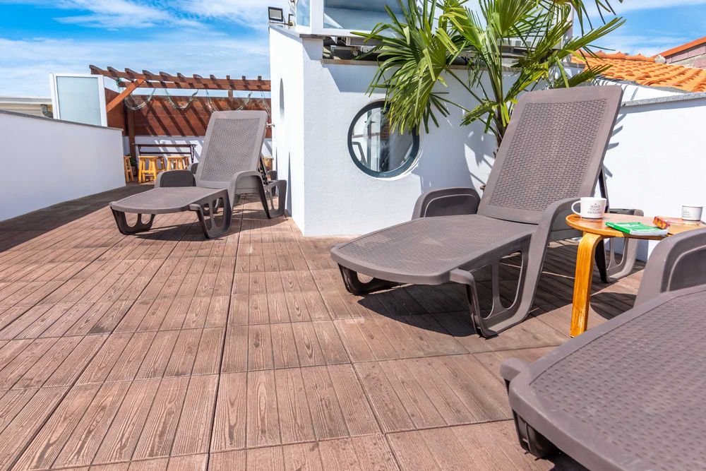 Quarto para arrendar com WC Privativo e varanda vista-mar, perto da praia