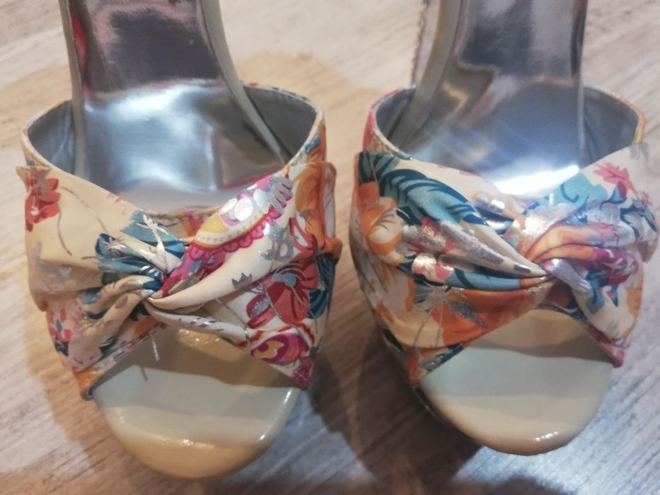 Sandały w kwiaty z cyrkoniami 36