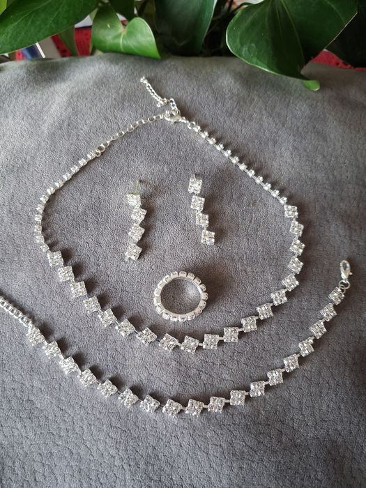 Lindo conjunto colar, brincos,pulseira e anel
