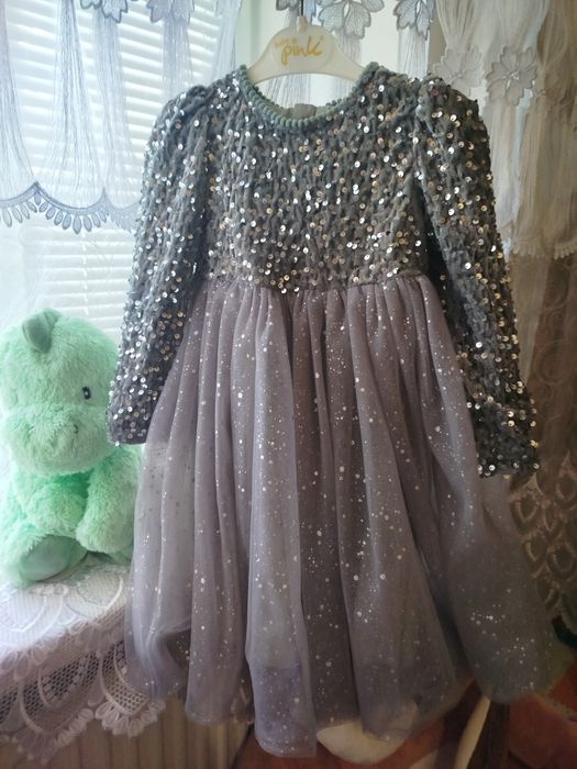 Дуже красива та святкова сукня.