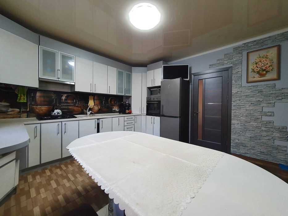 Здається 4-х кімнатний БУДИНОК в ЦЕНТРІ міста р-н вул. ГЕРОЇВ МАЙДАНУ.