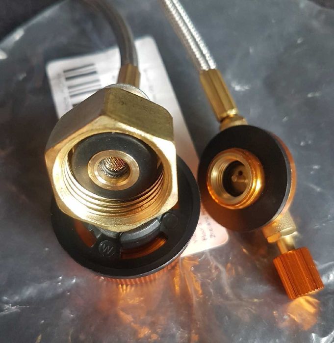 Kempingowy zestaw do napełniania butli gazowych.