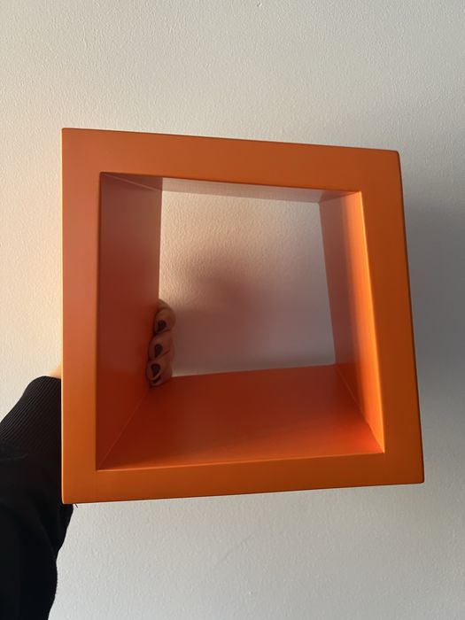 Prateleira/cubo  lacado em laranja e em madeira maciça