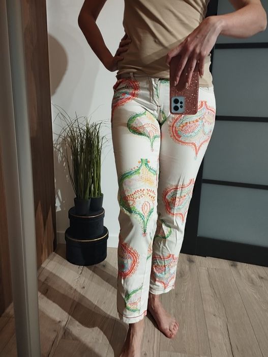 Białe spodnie Desigual wiosna rurki dżinsy jeansy wzory 38 M