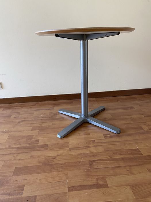 Duas mesas brancas redondas IKEA para interior ou exterior resistentes