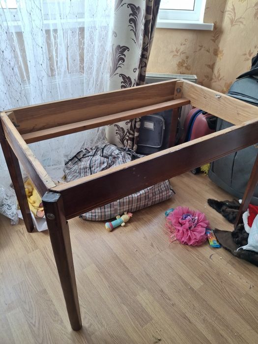 Дерев'яний стіл в гврному стані