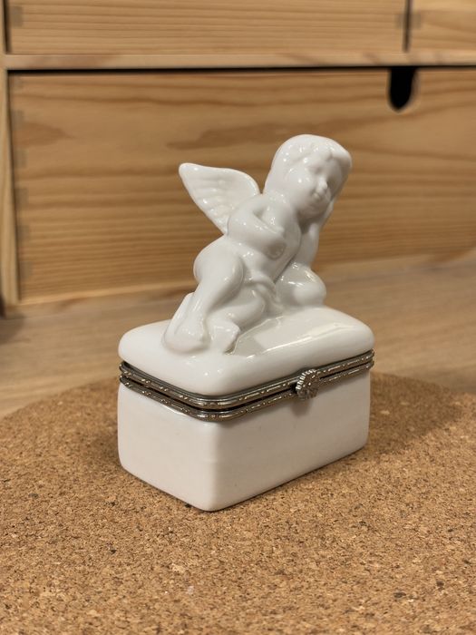 Ceramiczna porcelanowa szkatułka aniołek cherubin