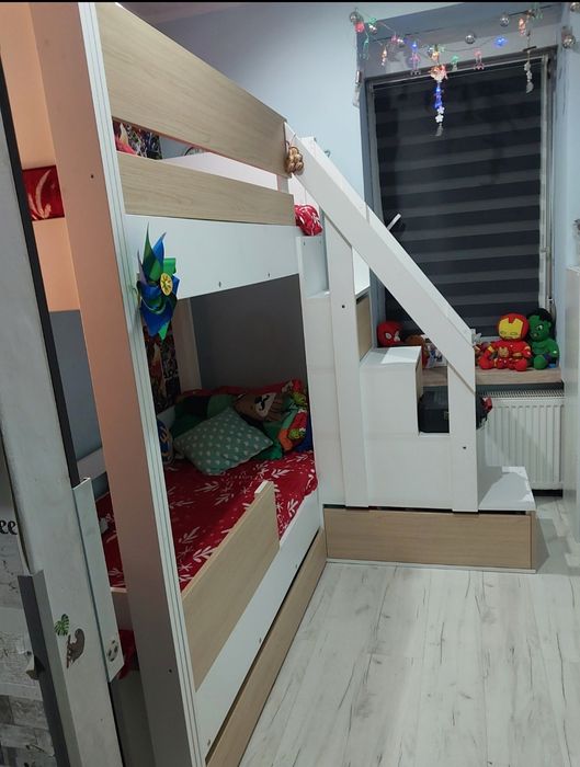 Łozko piętrowe ze  schodkami