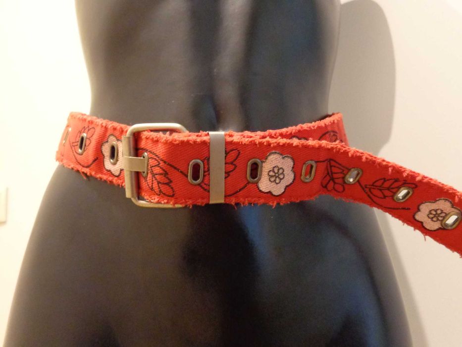 Cinto vermelho com flores
