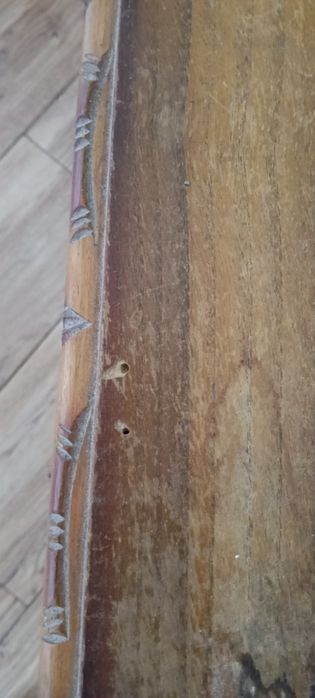 Mesa de cabeceira de madeira.