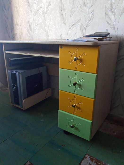 Стол компьютерный
