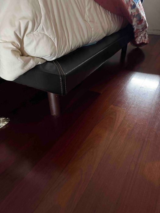 Cama casal revestida a couro natural com mesinha apoio oferta