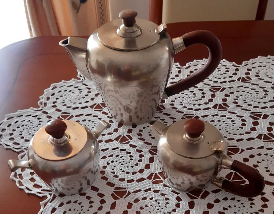 Conjunto de chá ou café (bule, açucareiro e leiteira) em casquinha