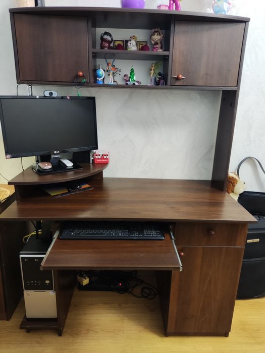 Комп'ютерний стіл