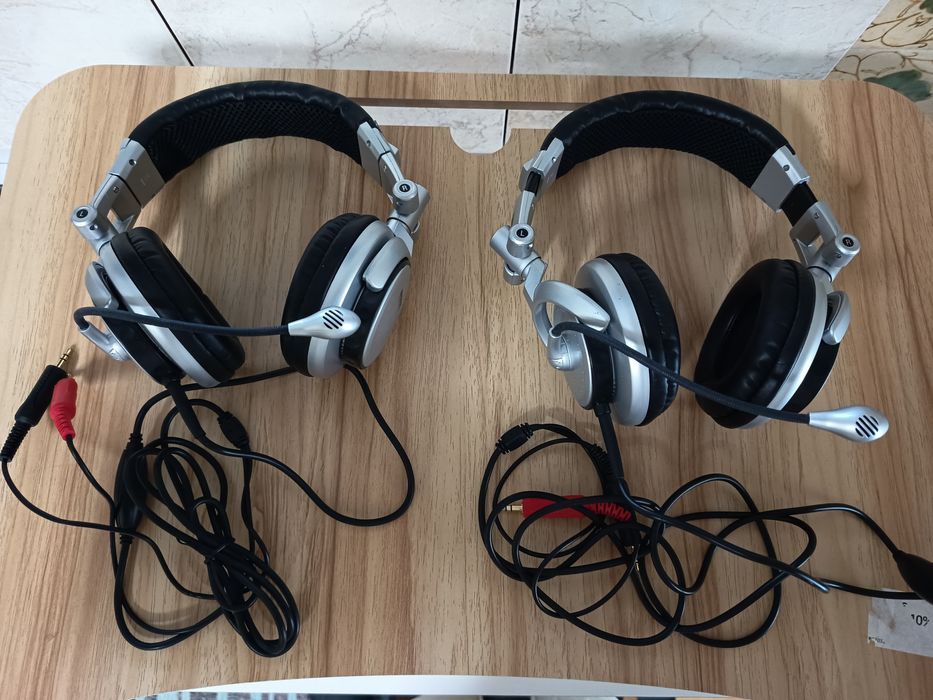 Dois Headsets Konig