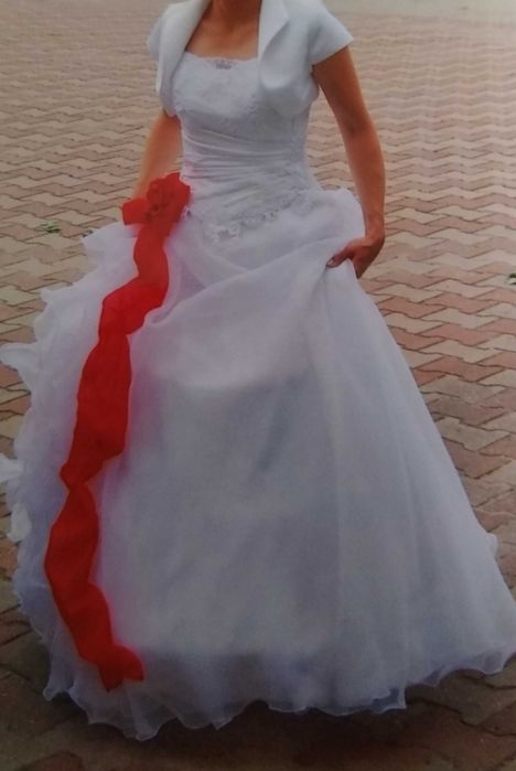 Suknia ślubna rozm. 36-40 S/M z welonem biała z aplikacją