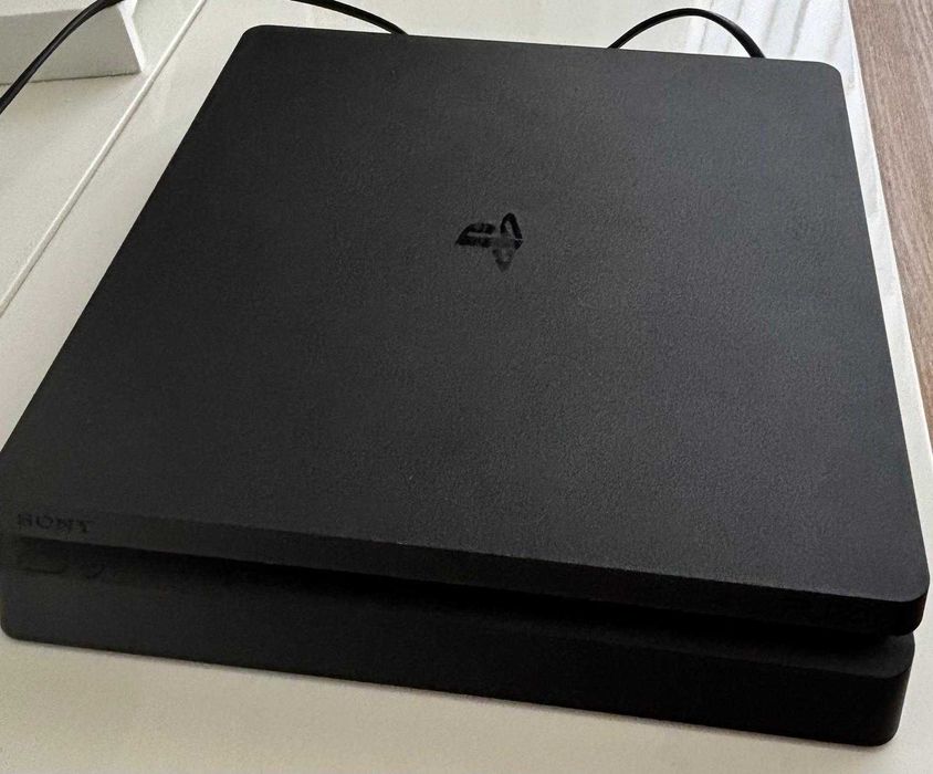 PS4 SLIM 500GB+ 2 comandos originais +jogos