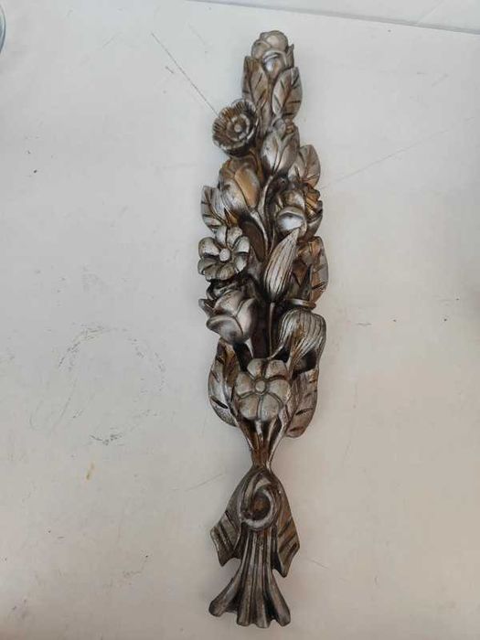 Peça decorativa com arranjo floral