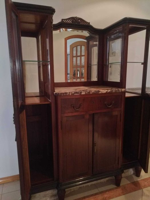 Cristaleira em madeira com tampo em mármore róseo