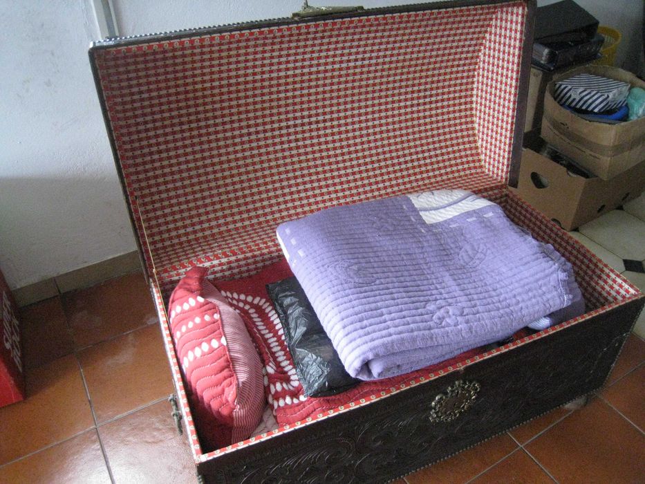 Baú forrado a pele genuína